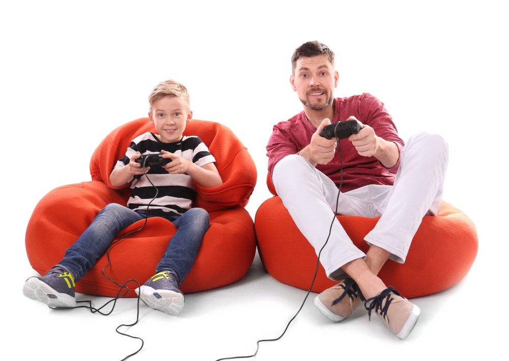 Vater und Sohn spielen